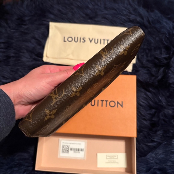 Louis Vuitton Monogram Sarah Wallet - Picture 5 of 8